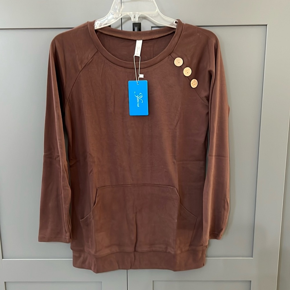 NWT{Yincro}Women’s Sz XS Brown long Sleeve T w/kangaroo pocket & button detail